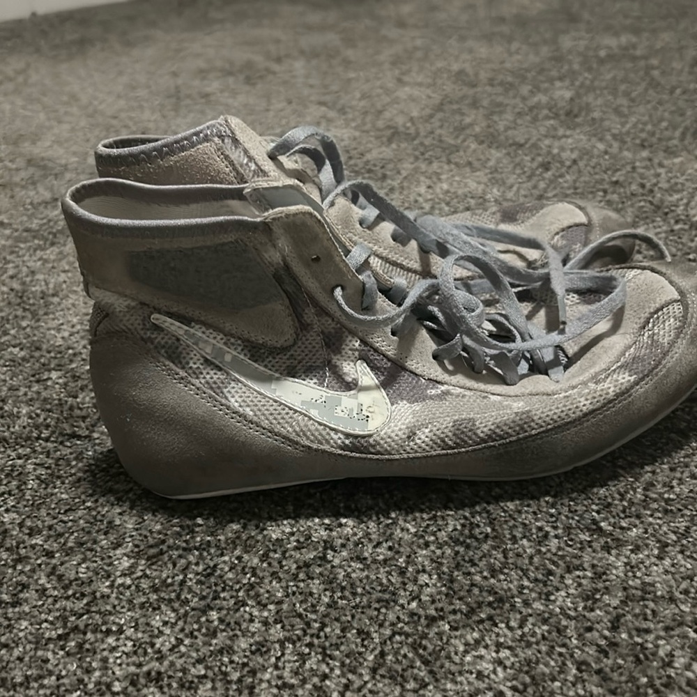 Nike wrestling shoes. Size men’s 8. Good condition.